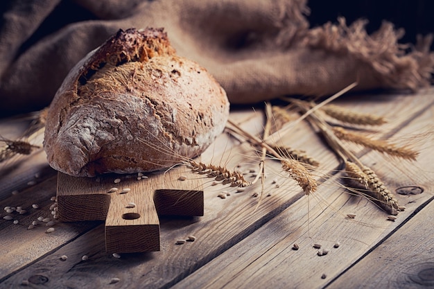 Pane croccante multicereali fresco e spighe di grano