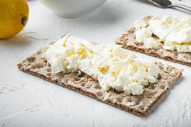 Pane croccanti di segale fresca con crema di formaggio su sfondo bianco tavolo in pietra con spazio per la copia del testo