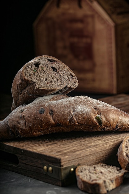 Pane d'epoca foto originale pane di frumento crudo Un tavolo con il pane su di esso