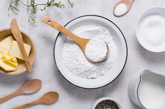 Pane da forno piatto con farina e latticini