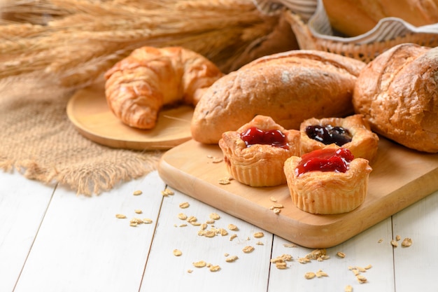 Pane danese con salsa di frutta, mirtilli e ciliegie