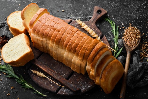 Pane delizioso appena sfornato Cottura di segale e farina Vista dall'alto Stile rustico