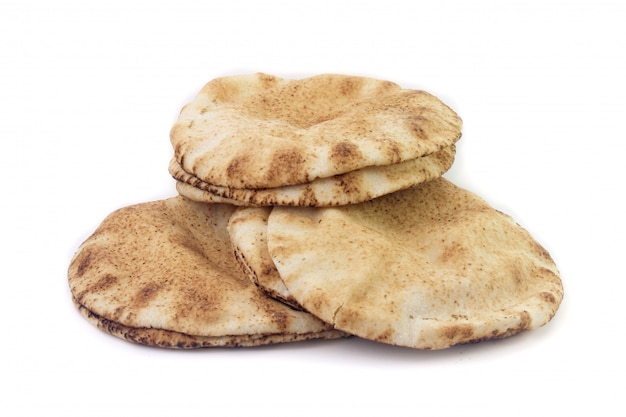 Pane della pita isolato su fondo bianco