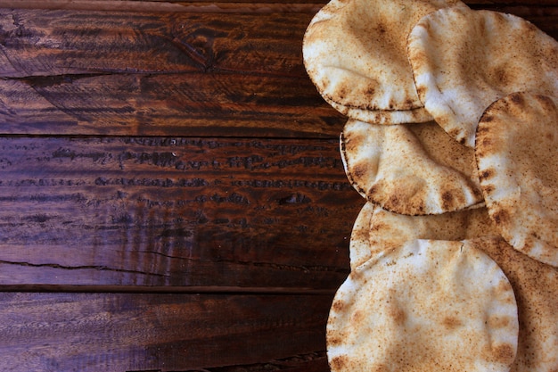 Pane della pita isolato sulla tavola di legno rustica