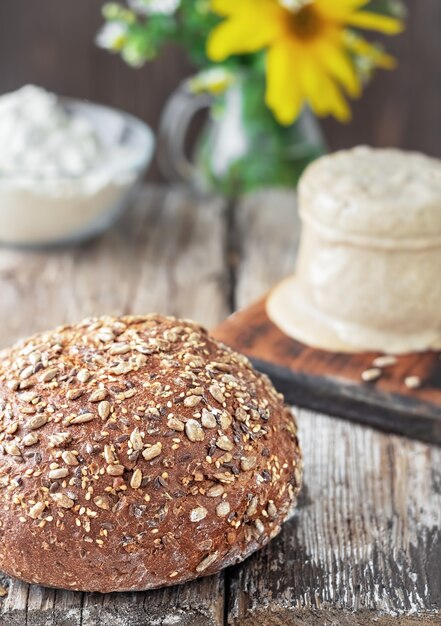 Pane di cereali fatto in casa appena sfornato con lievito naturale