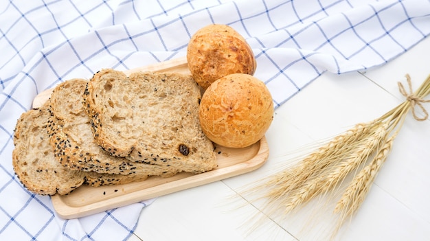 Pane di cereali su un tavolo bianco.