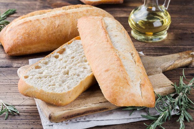 Pane di ciabatta su fondo di legno