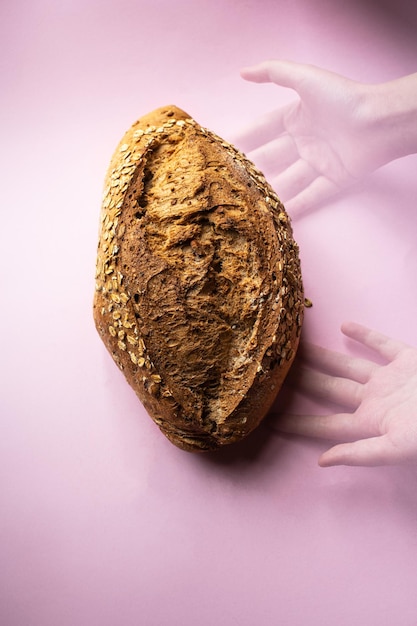 Pane di farina d'avena a lievitazione naturale con le mani Composizione di esposizione multipla Vista dall'alto