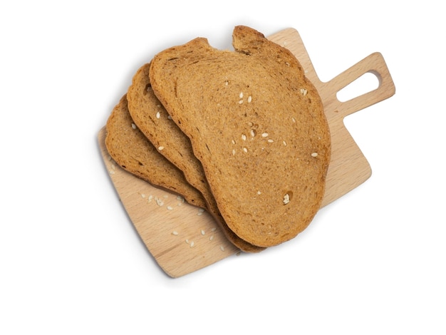 Pane di farina di segale su un piccolo tagliere Isolare i prodotti a base di farina Preparazione per la colazione Pezzi delicati