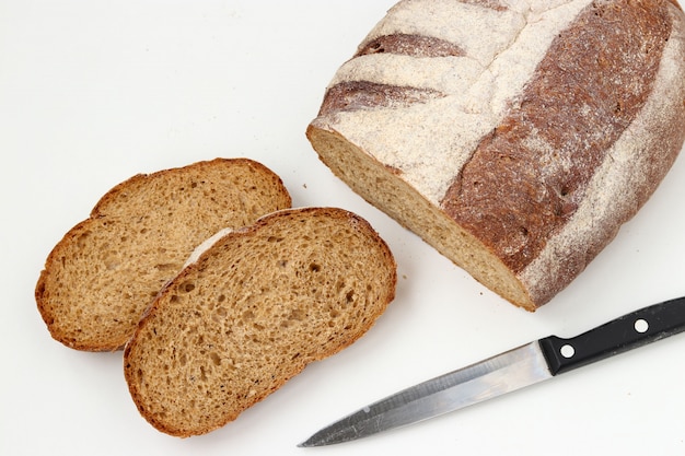 Pane di farina integrale affettato su bianco