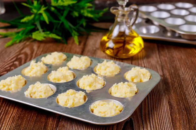 Pane di formaggio brasiliano crudo in teglia con olio.