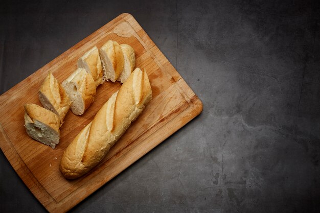 Pane di Frensh sul tagliere di legno