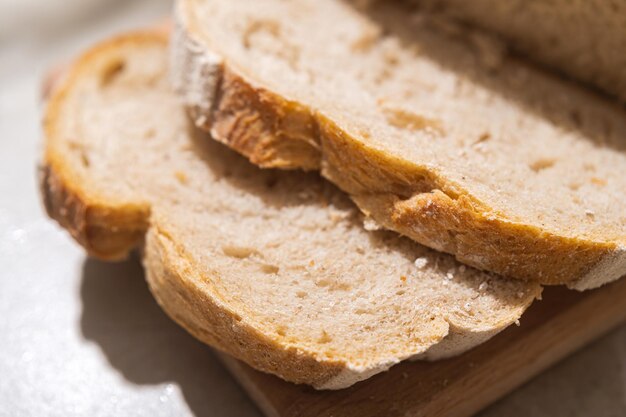 Pane di frumento bianco a fette con una crosta