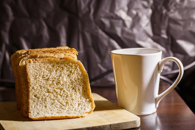 Pane di frumento con un bicchiere di caffè