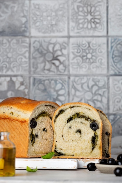 Pane di frumento mediterraneo con olive e spinaci