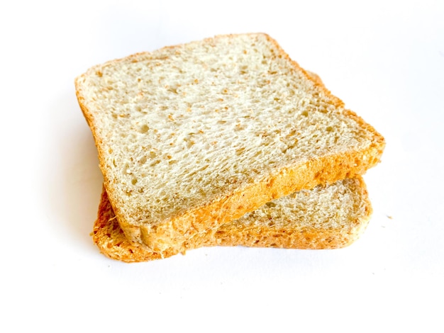 Pane di frumento pronto da mangiare sullo sfondo bianco