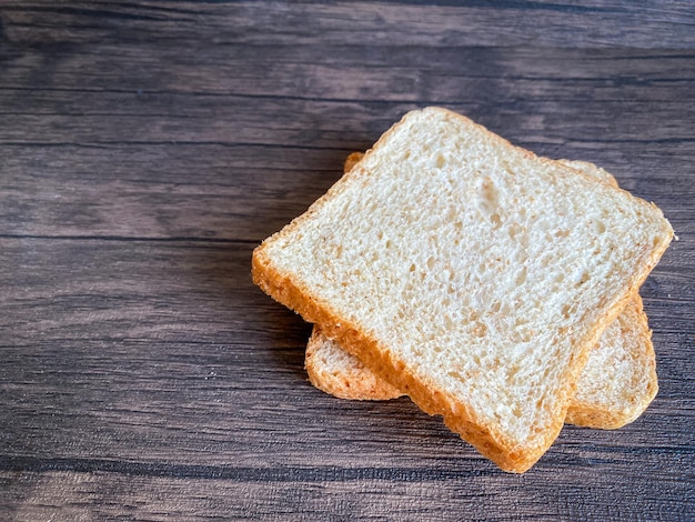 Pane di frumento pronto da mangiare sullo sfondo di legno