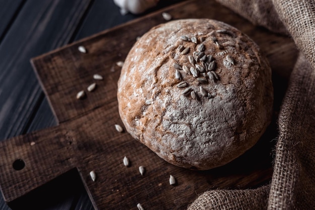 Pane di frumento su una tavola di legno