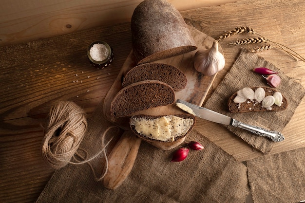 Pane di grano appena sfornato con burro e aglio