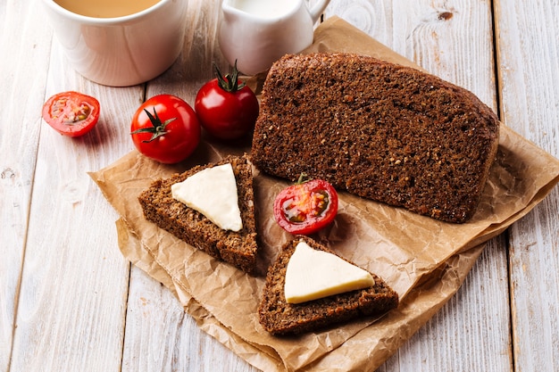 Pane di grano dieta senza farina con formaggio e caffè sul tavolo di legno