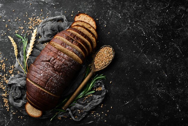 Pane di grano fresco fatto in casa Cottura di segale e farina Vista dall'alto Stile rustico