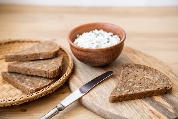 Pane di grano fresco tagliato a pezzi