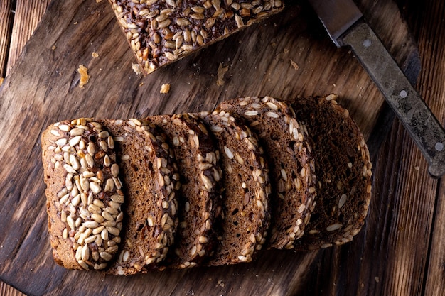 Pane di grano rustico con semi di girasole su una tavola di legno.