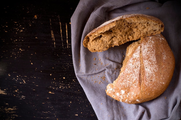 Pane di grano saraceno rotto su sfondo scuro