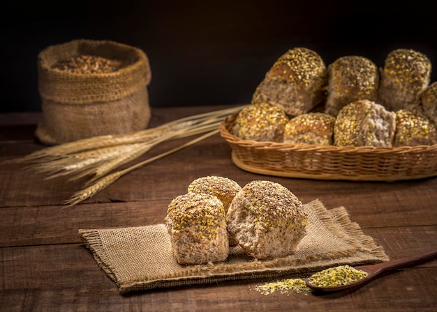 Pane di grano su table.und in legno rustico.