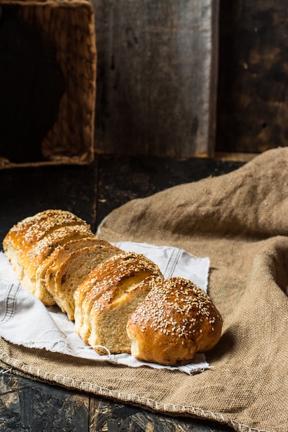 pane di grano sul tovagliolo e borsa di lino naturale. Panetteria artigianale Ancora vita di pane Fetta o