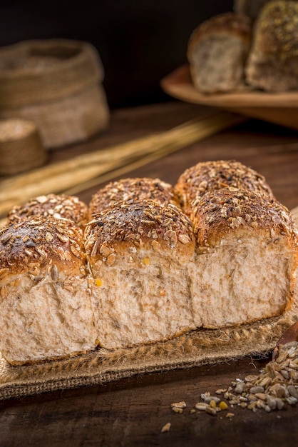 Pane di grano sulla tavola di legno rustica.