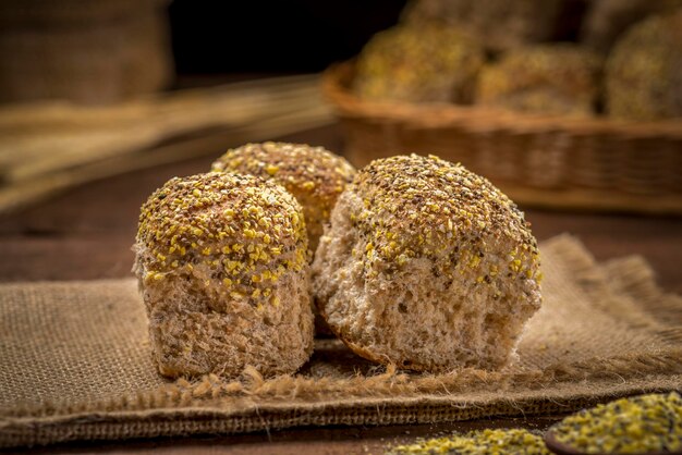 Pane di grano sulla tavola di legno rustica.