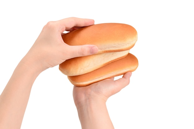 Pane di hot dog in mano di donna isolato su sfondo bianco.