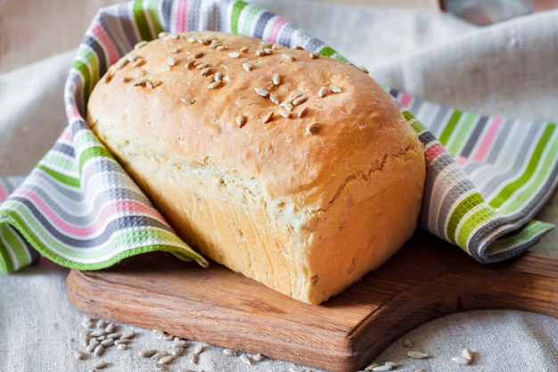 Pane di lievito bianco con semi di girasole