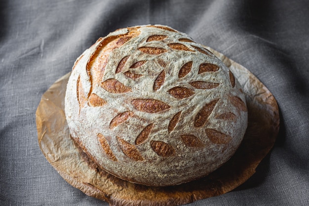 Pane di lievito naturale naturale, appena sfornato. Pane fatto in casa con tacche decorative
