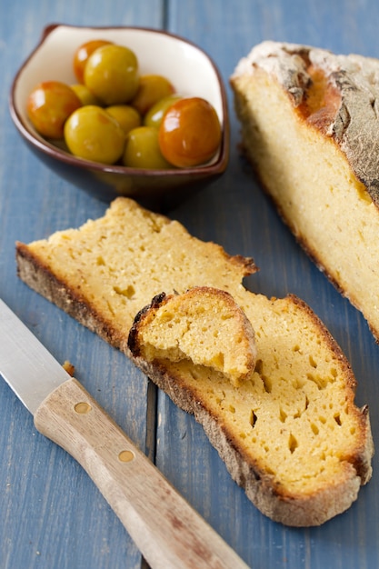 Pane di mais con olive