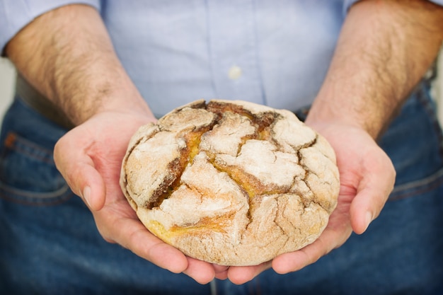 Pane di mais nelle mani dell'uomo