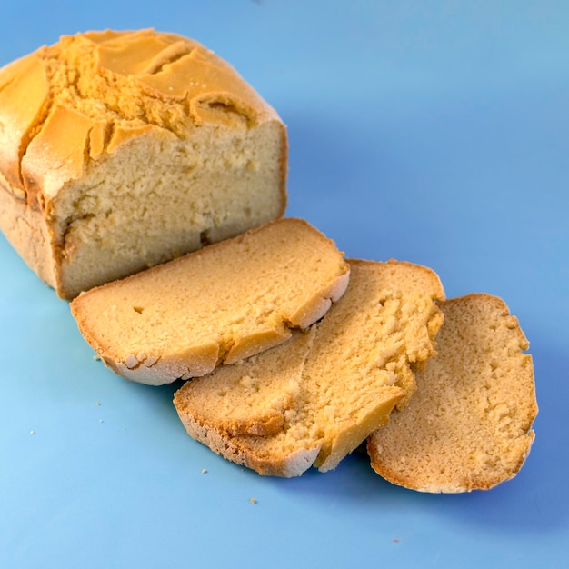 Pane di mais Pane di farina di mais fatto in casa su sfondo blu Gluten FreeTop view