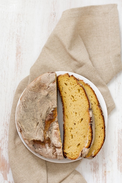 Pane di mais su superficie di legno bianca