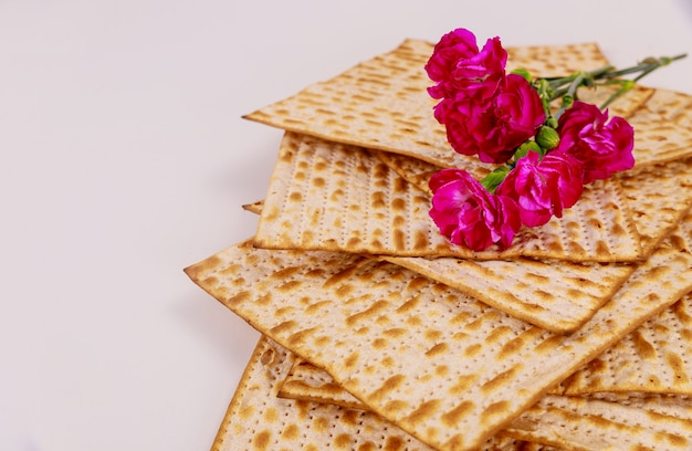 Pane di Matzah con il concetto di festa di Pasqua ebraica dei fiori rosa.