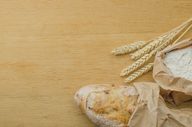 Pane di noci di aglio casalingo su un fondo di legno scuro