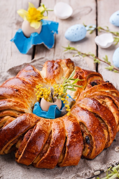 Pane di Pasqua con decorazione di uova e fiori