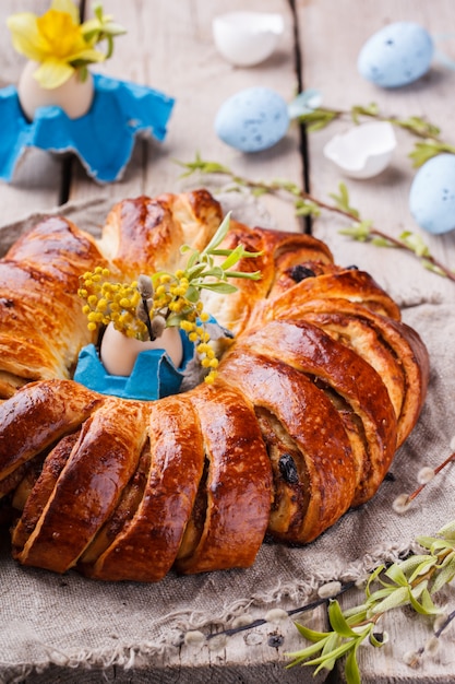 Pane di Pasqua con decorazione di uova e fiori