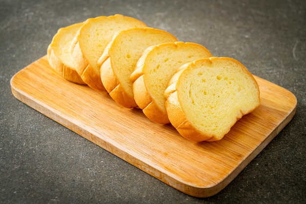 Pane di patate affettato su tavola di legno