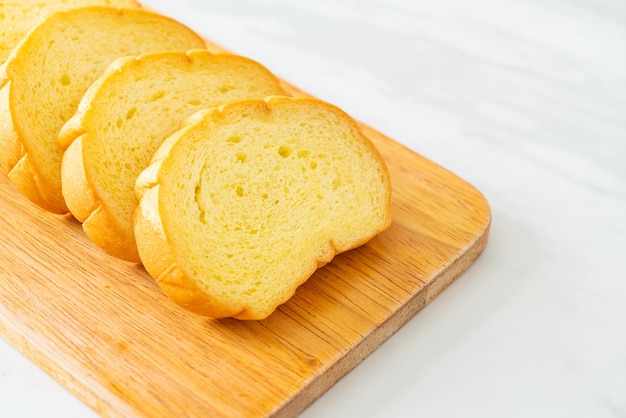 Pane di patate affettato su tavola di legno