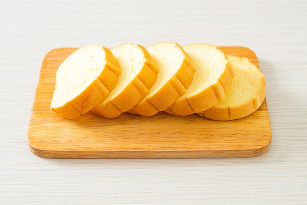 Pane di patate affettato su tavola di legno