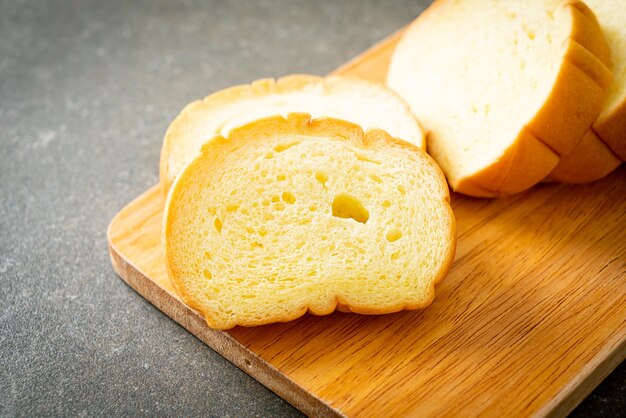 Pane di patate affettato su tavola di legno