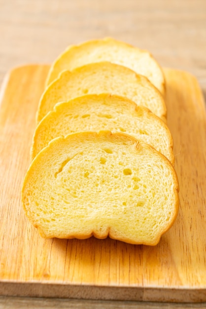 Pane di patate affettato su tavola di legno