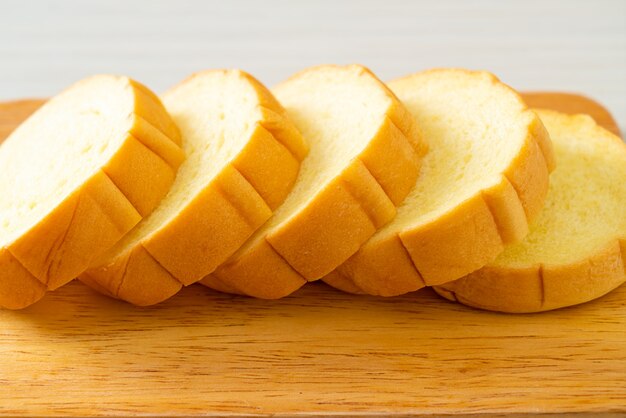 pane di patate dolci affettato su tavola di legno