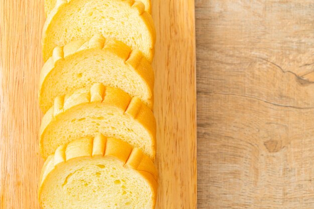 pane di patate dolci affettato su tavola di legno